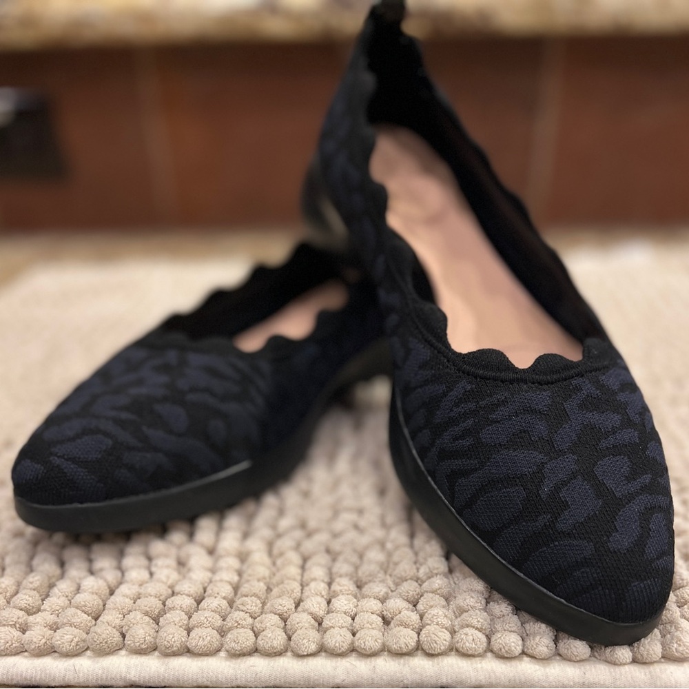 Taryn Rose Dasha Navy Blue Animal-print Slip-on Loafers Women’s Size 9.5 EUC